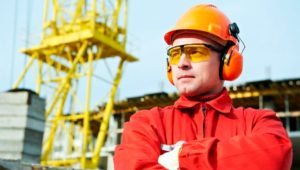 Строитель на стройке